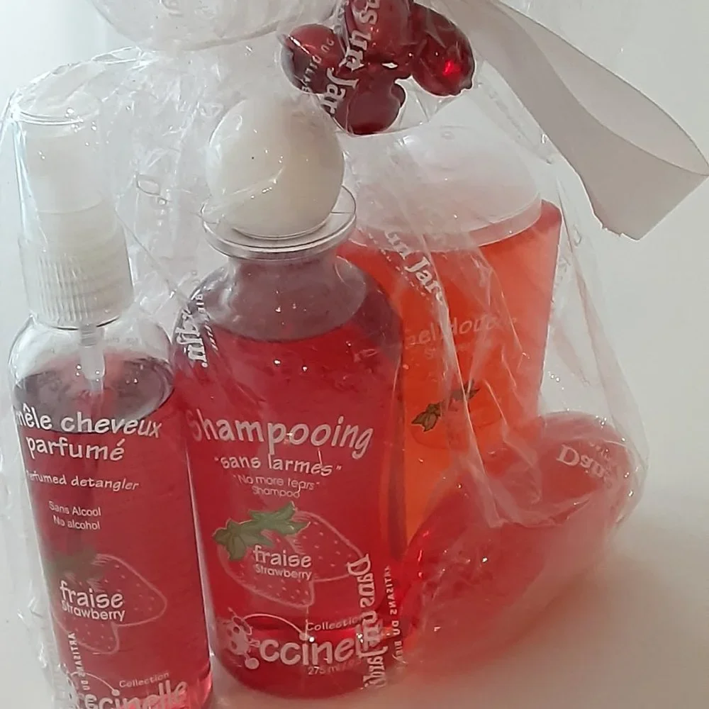 Dans un Jardin - Fraise bath/ shampooing gift set - 4 piece NEW